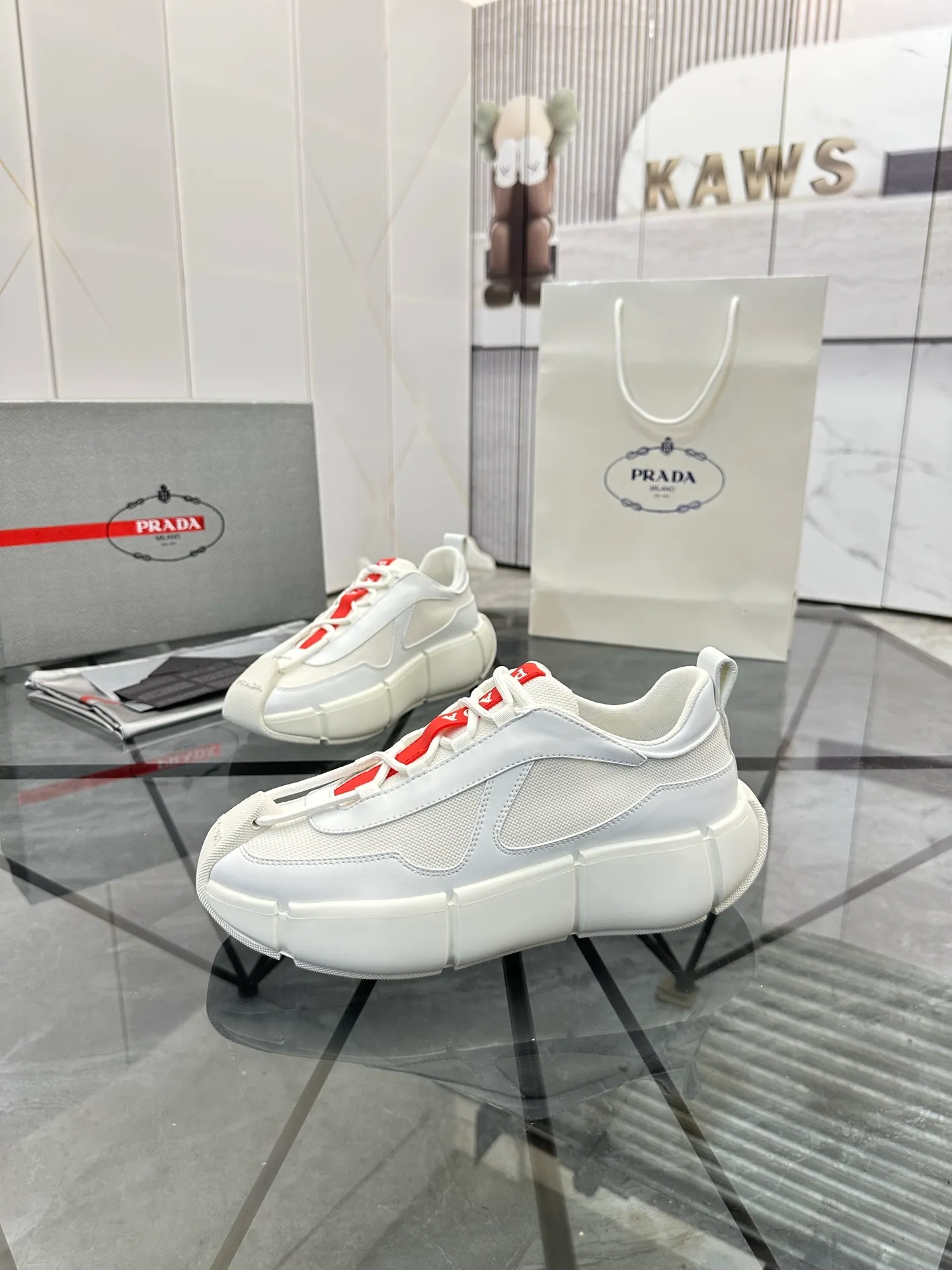 Men's shoes: 💰P540¥ High-end top quality Product trademark: Prada *"Prada*" low-top casual shoes Regular size: 38-45 (can be customized to 46) Product materials: imported first-layer cowhide leather splicing breathable mesh upper, breathable lining, cowhide foot pads, original ultra-light foam outsole. No.: 001